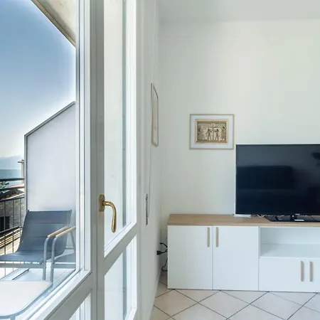 Aurora House - Balcone Vista - Parking Rezzonico